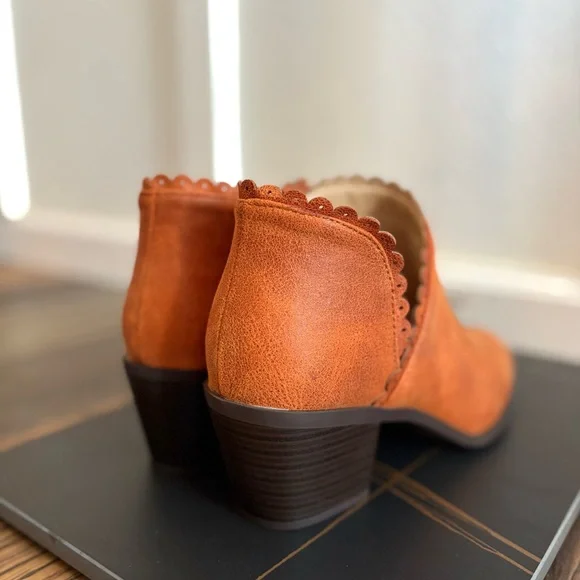 Crown Vintage Rust Scallop Trim Ankle Booties – Size 8.5 New - Picture 2 of 11